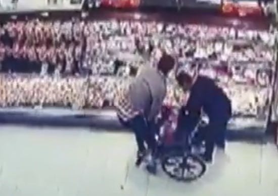 Delincuentes usaron silla de ruedas para robar carne en supermercado