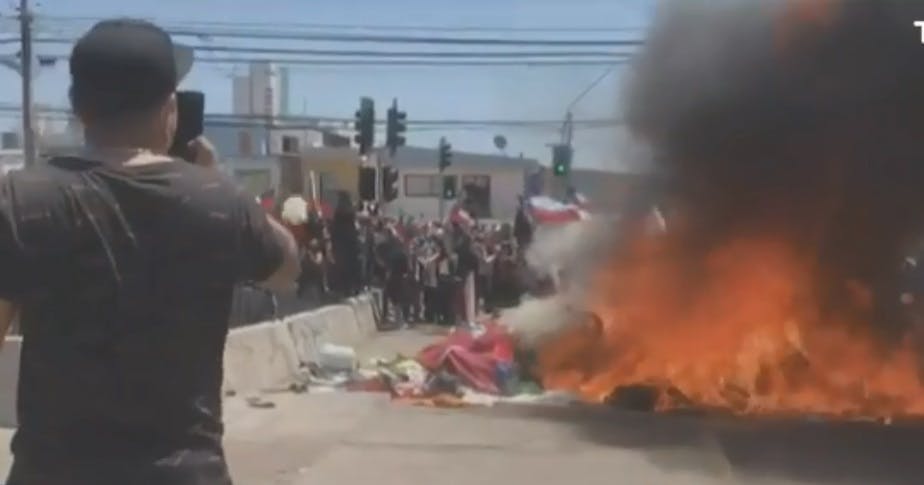 Iquique: Así fue la marcha que terminó con la quema de pertenencias de migrantes