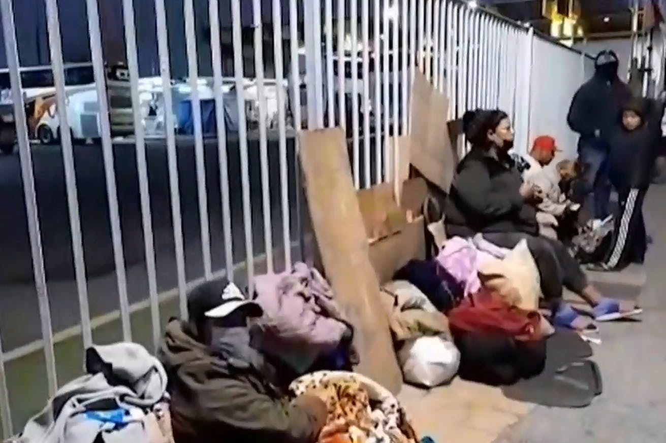 Terminal de buses se convierte en masivo refugio de migrantes