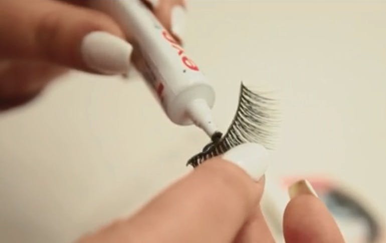 Desde alergia a problemas respiratorios: Alertan de peligrosos pegamentos de uñas y pestañas postizas