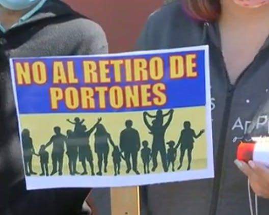 Por orden de Contraloría: Vecinos lamentan retiro de portones antidelincuencia