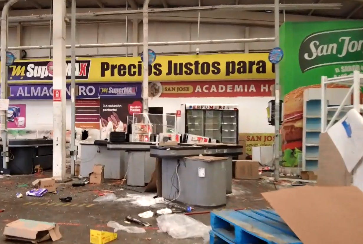 Saqueado y destruido: Vecinos de Bajos de Mena lamentan cierre del único supermercado del sector