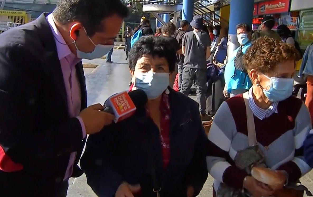 ¡Leo Castillo sorprende a un grupo de amigas! Tomaron desayuno mientras esperaban el bus 