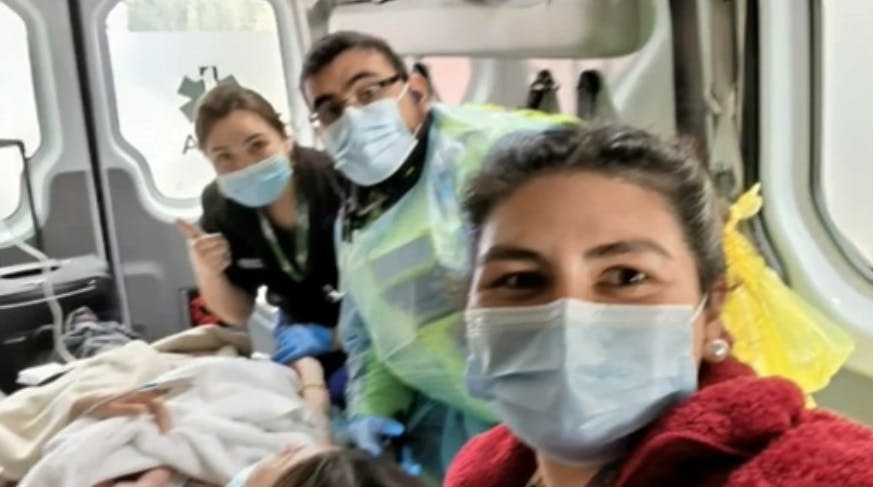Mujer inicia trabajo de parto en calles de Providencia