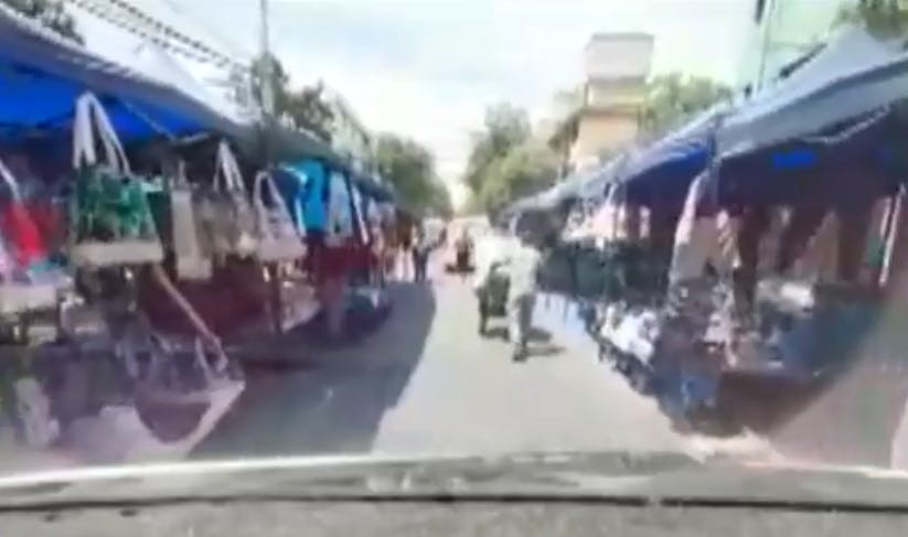 Comercio ambulante bloquea salida de ambulancia en Cesfam de barrio Meiggs 