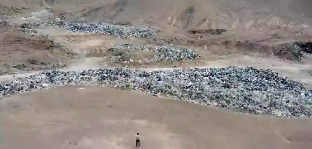 Desierto de Atacama se ha convertido en el vertedero mundial de ropa 