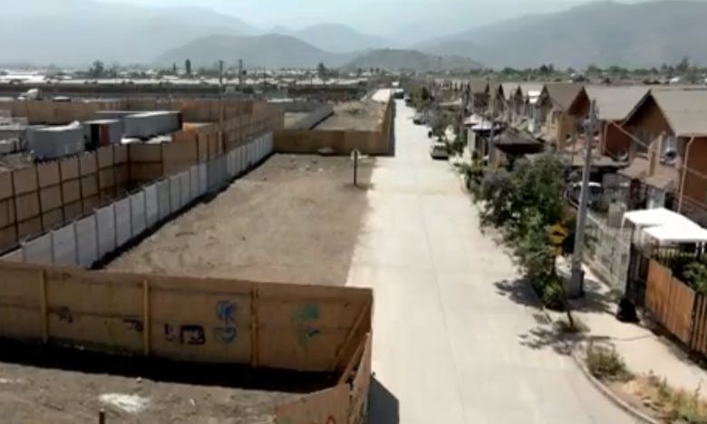 Familias indignadas en Colina: ¡Construyeron planta de aguas servidas al frente de sus casas!