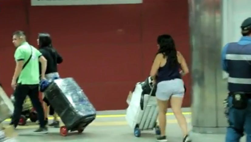 Vendedores ambulantes se apoderan de estaciones del Metro de Santiago