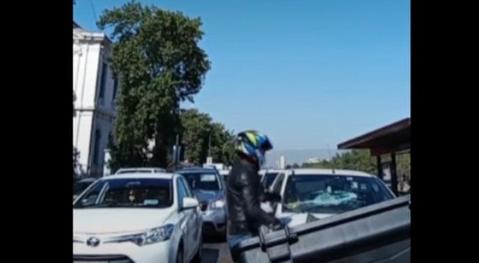 Con una cadena: Motorista destruye parabrisas de auto tras discusión con conductora