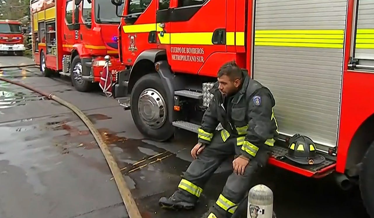 El aplaudido trabajo de bomberos durante incendio de fábrica en San Joaquín 