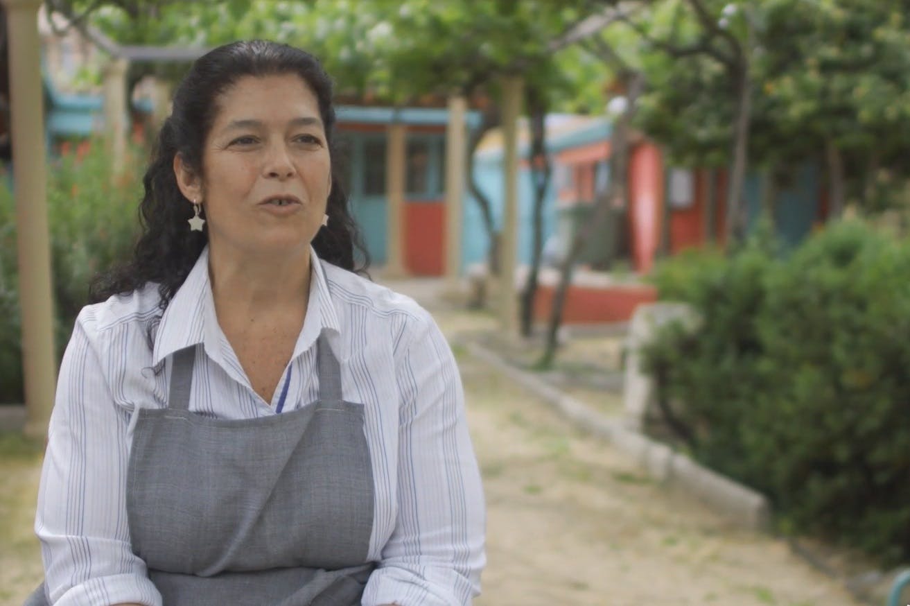 Camiseteados: Francisca lidera talleres de artesanía a personas en situación de calle