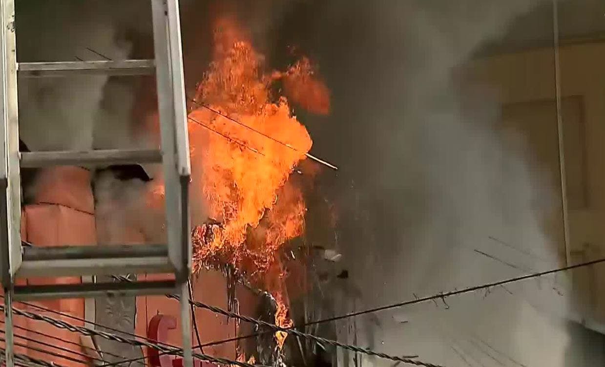 Incendio destruye Mall Chino en San Bernardo