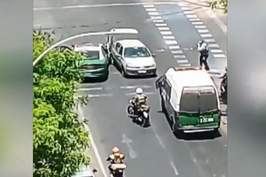 Negó ser fiscalizada: Conductora chocó seis autos y una patrulla de Carabineros 