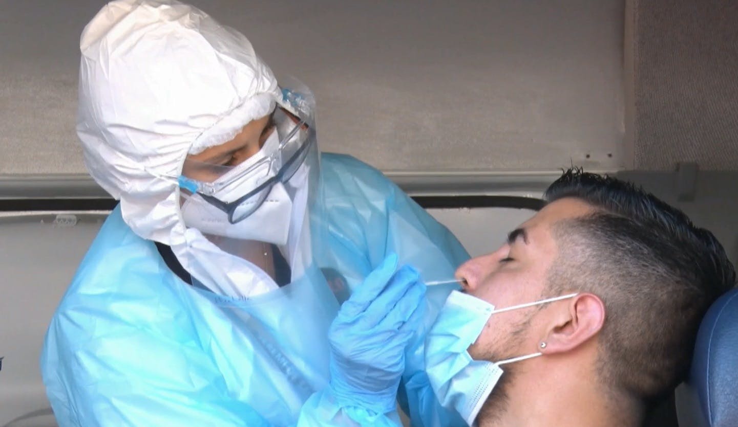 Mascarillas, PCR y autocuidado: Las medidas para evitar la contagiosa variante Ómicron