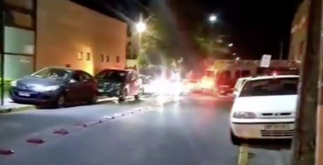 Bomberos quedan atrapados por gran fila de vehículos en local de comida rápida
