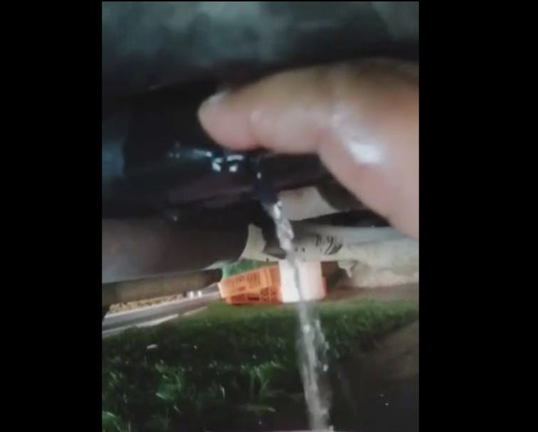 Denuncian robo de bencina desde vehículos durante desabastecimiento de combustible