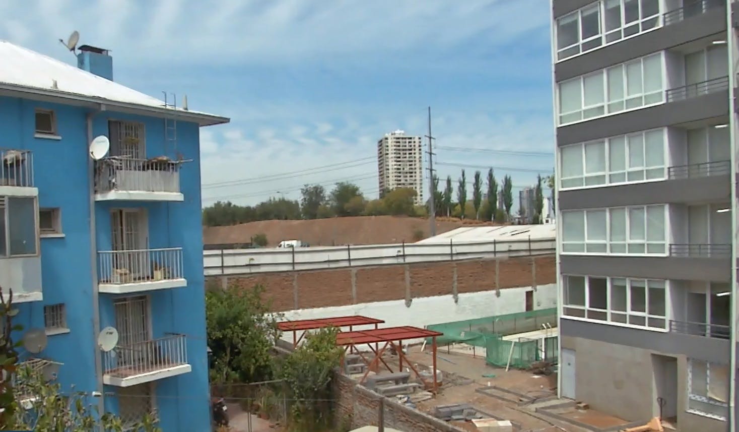 Ruidos molestos y contaminación: Construcción de dos torres de edificio no deja vivir a vecinos de Renca
