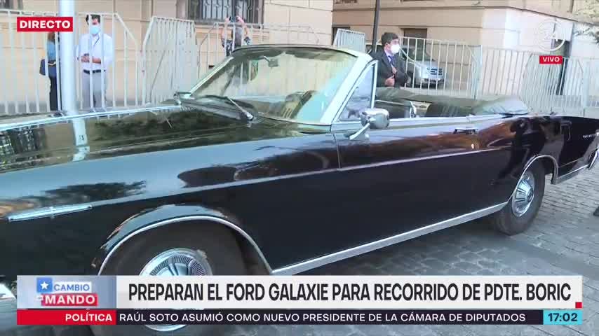 "Es un honor": Primera carabinera en manejar el Ford Galaxie que trasladará a Boric