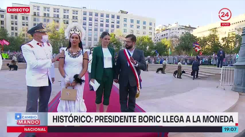 La emotiva entonación del himno nacional en la llegada del Presidente Boric a La Moneda