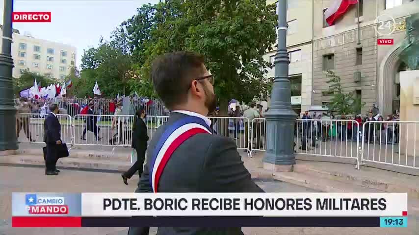 Presidente Gabriel Boric se acerca a estatua de Allende previo al ingreso a La Moneda