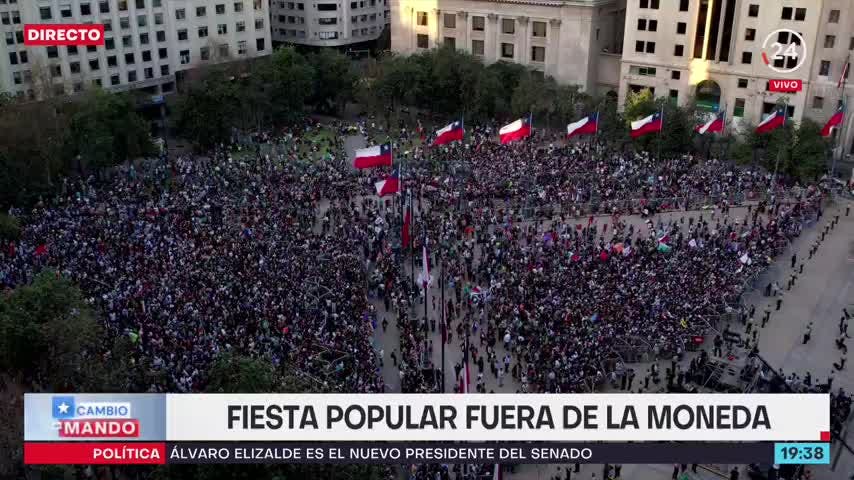 Mujer de 90 años llegó hasta primera fila para asistir a discurso de Boric