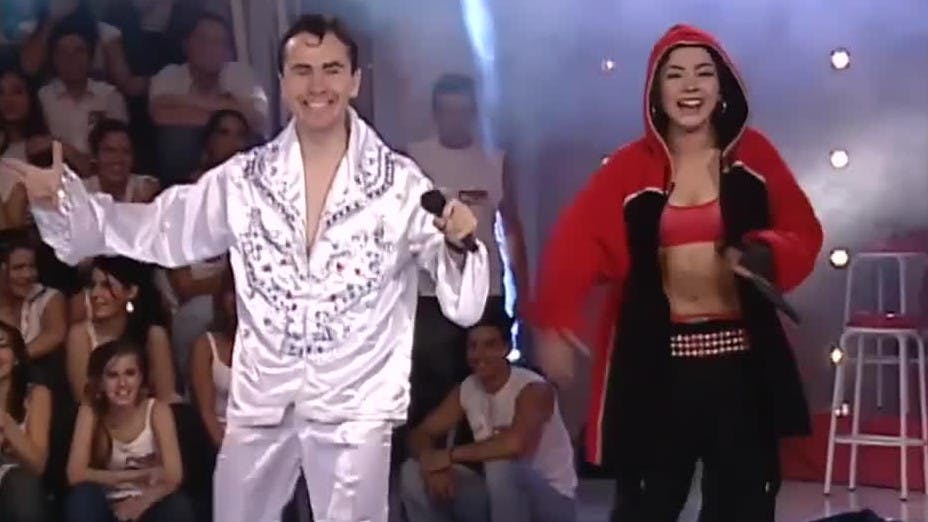 Rogelio le canta a Monserrat Bustamante | Rojo fama contrafama - T3E4 