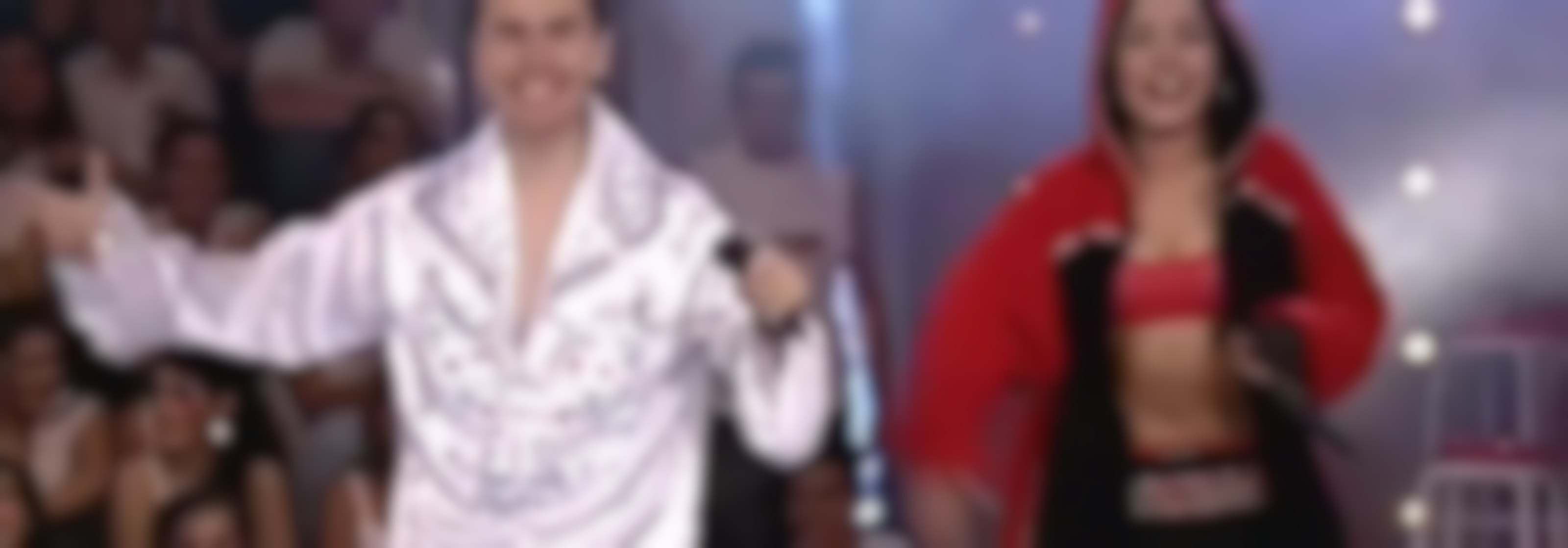 Rogelio le canta a Monserrat Bustamante | Rojo fama contrafama - T3E4