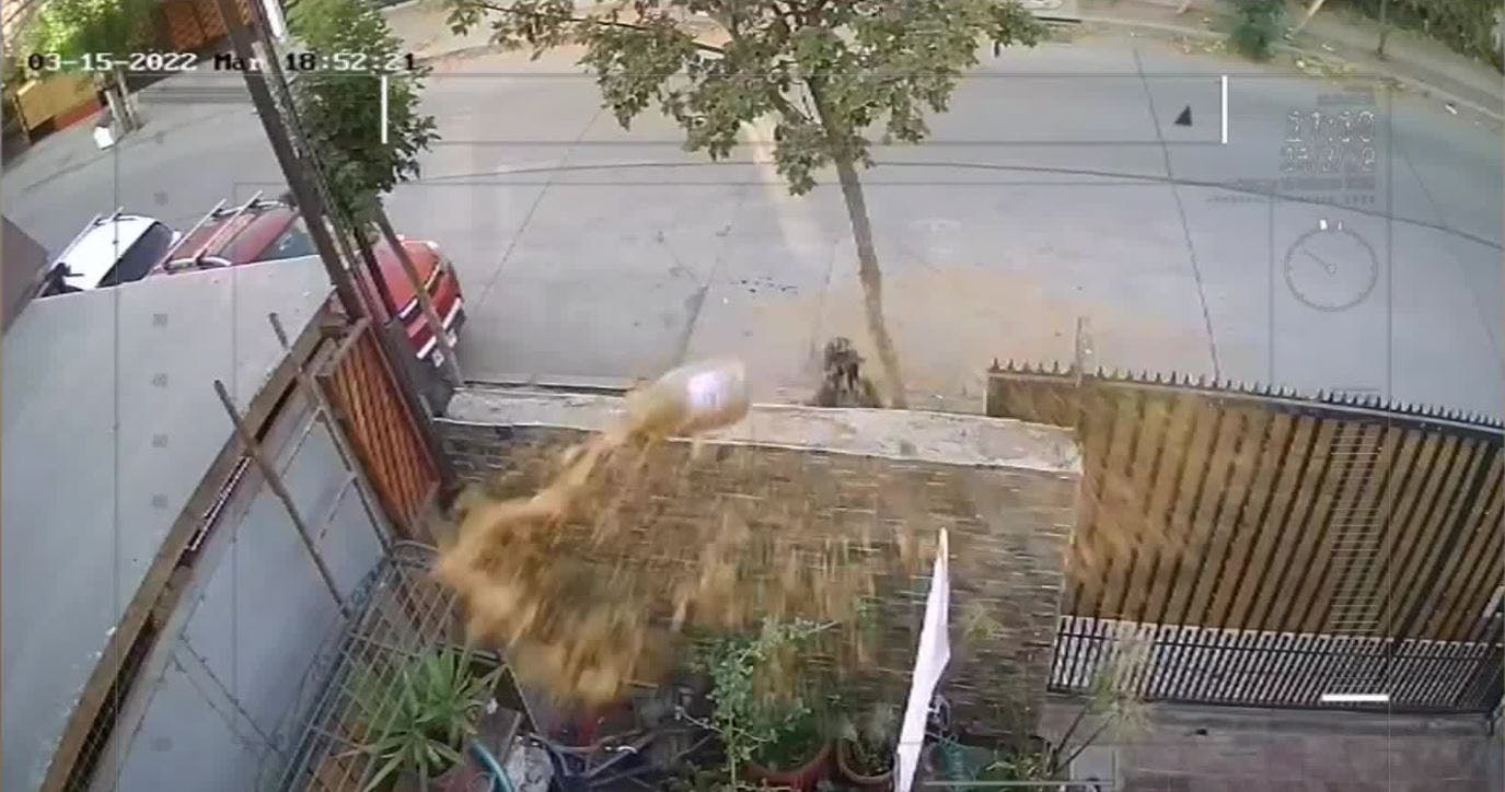 Mujer acusa a expareja de acoso y lanzar bombas de ruido a su casa