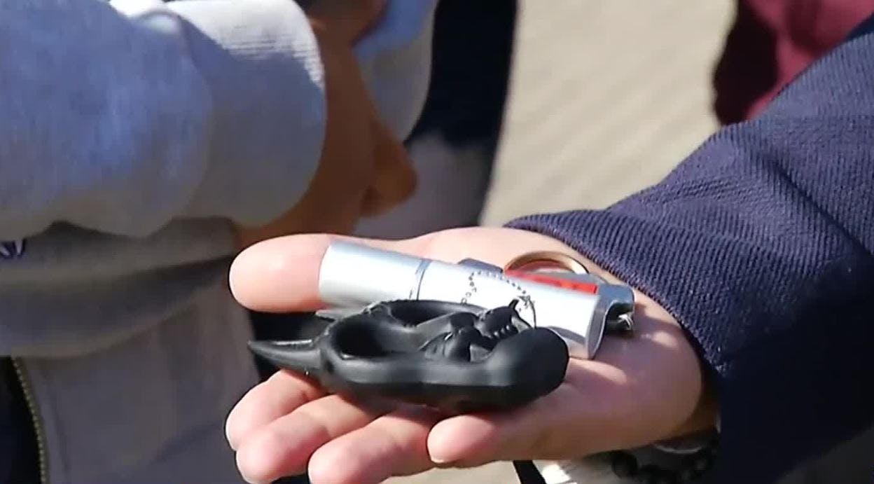 Mujeres se arman con navajas y gas pimienta para defenderse