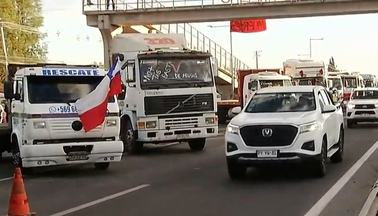 Exigen mayor seguridad: Choferes de camiones protestan en Ruta 5 Sur 
