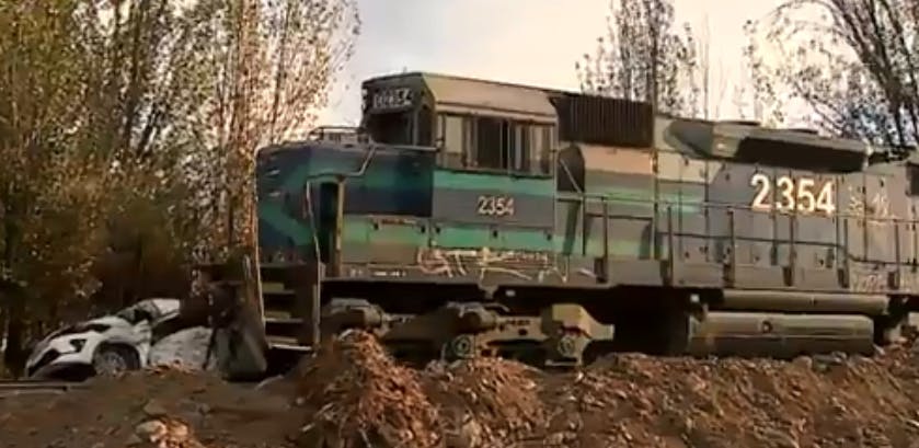 Choque entre un automóvil y tren deja un fallecido en Melipilla 