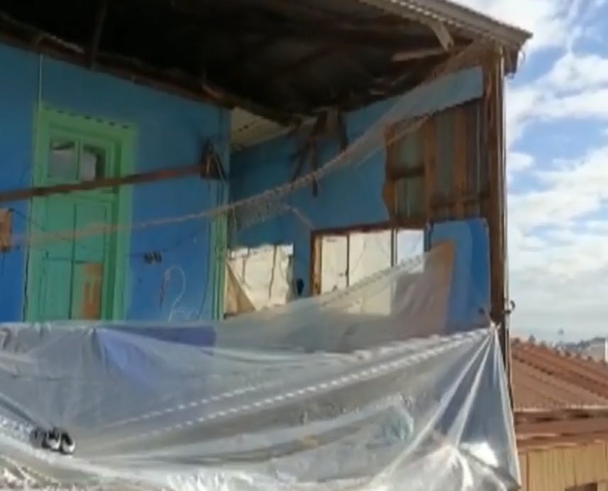 Familia en peligro: Viven en una casa que podría derrumbarse en Valparaíso 