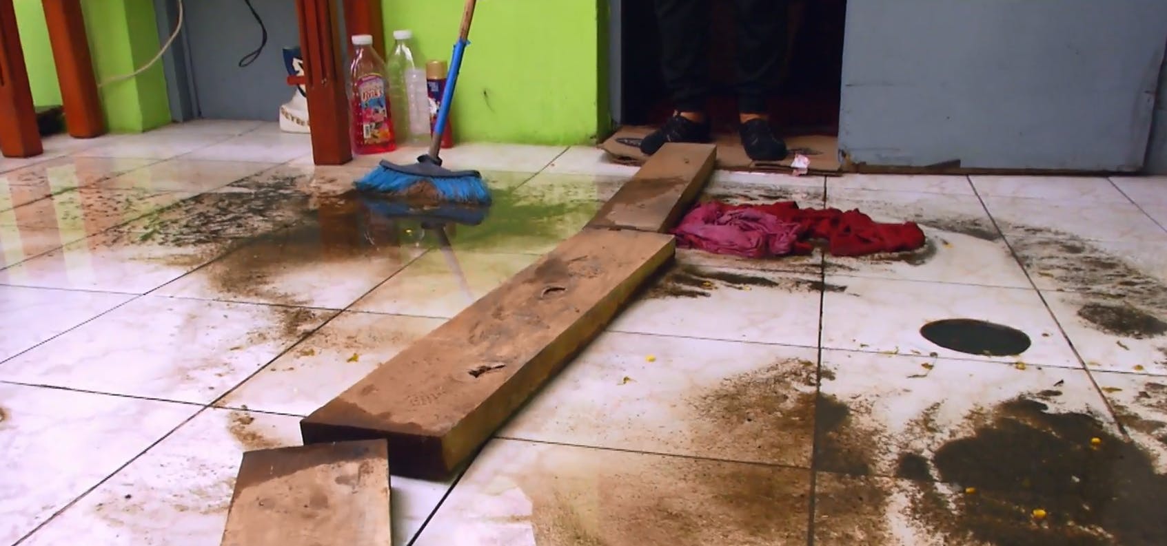 Aún queda el olor: Familia vivió meses entre desechos y aguas servidas en su casa
