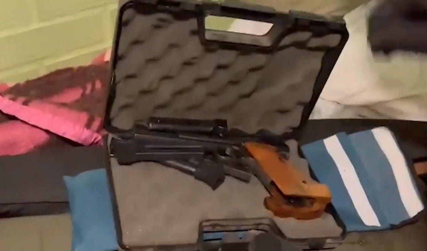 Excarabinero ocultaba arsenal de guerra en su casa