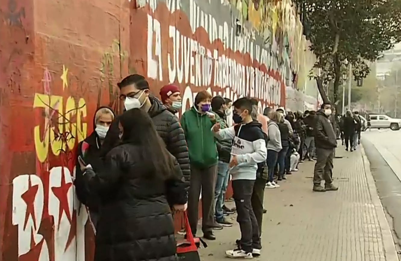 Que no te pille el 1 de junio: Siguen las largas filas en vacunatorios para dosis contra el COVID