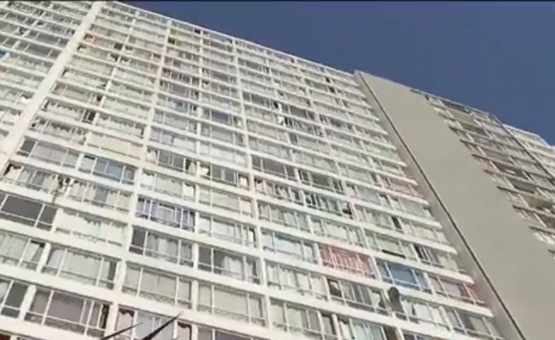 Megaedificio es la pesadilla de un barrio de Independencia: Les arrojan desechos a sus hogares