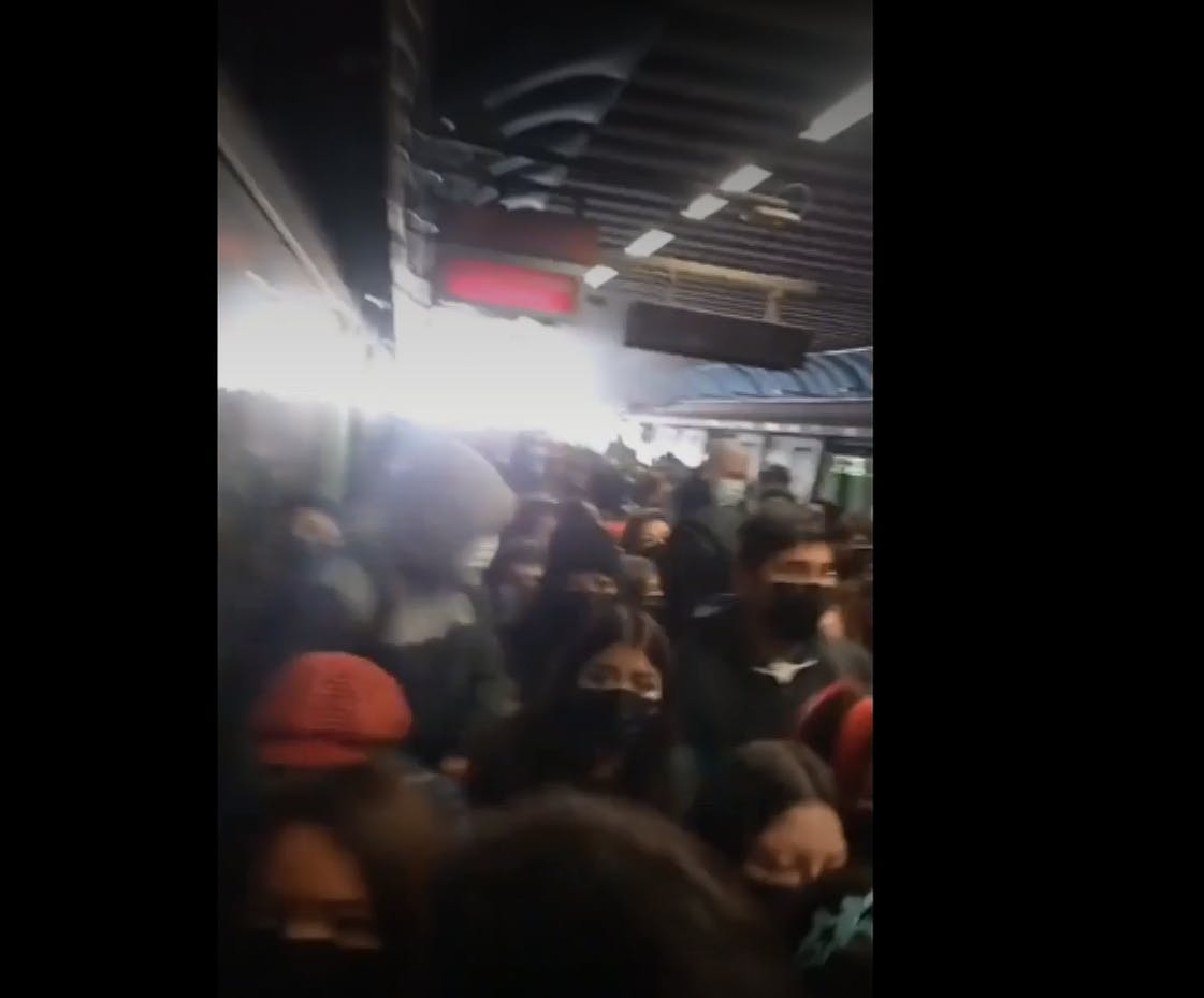 Explosión y descarga eléctrica provoca evacuación del Metro