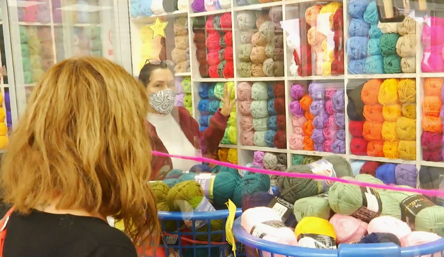 Colores, texturas y precios: Conozca el pasaje de las lanas