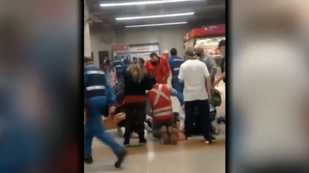 Una situación que se escapa de control: Ocho guardias son golpeados por ambulantes