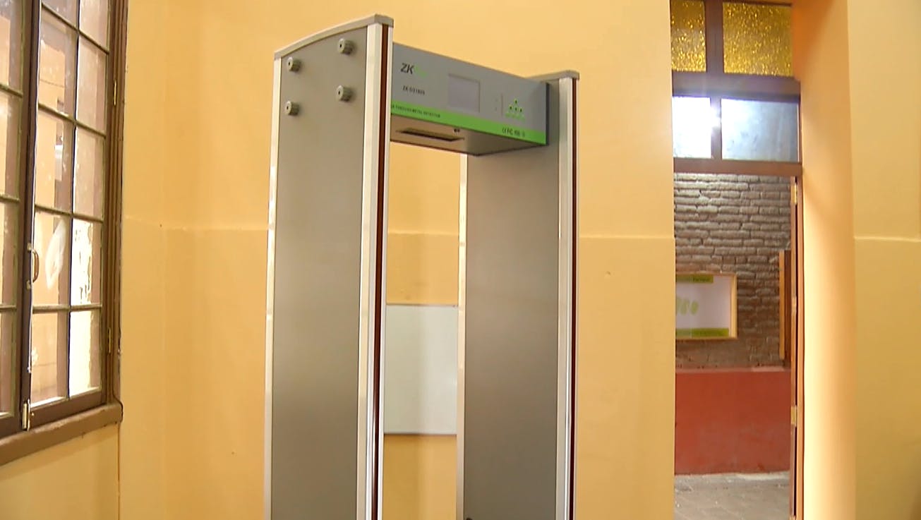 Polémica por instalación de detectores de metales en colegio de Valparaíso