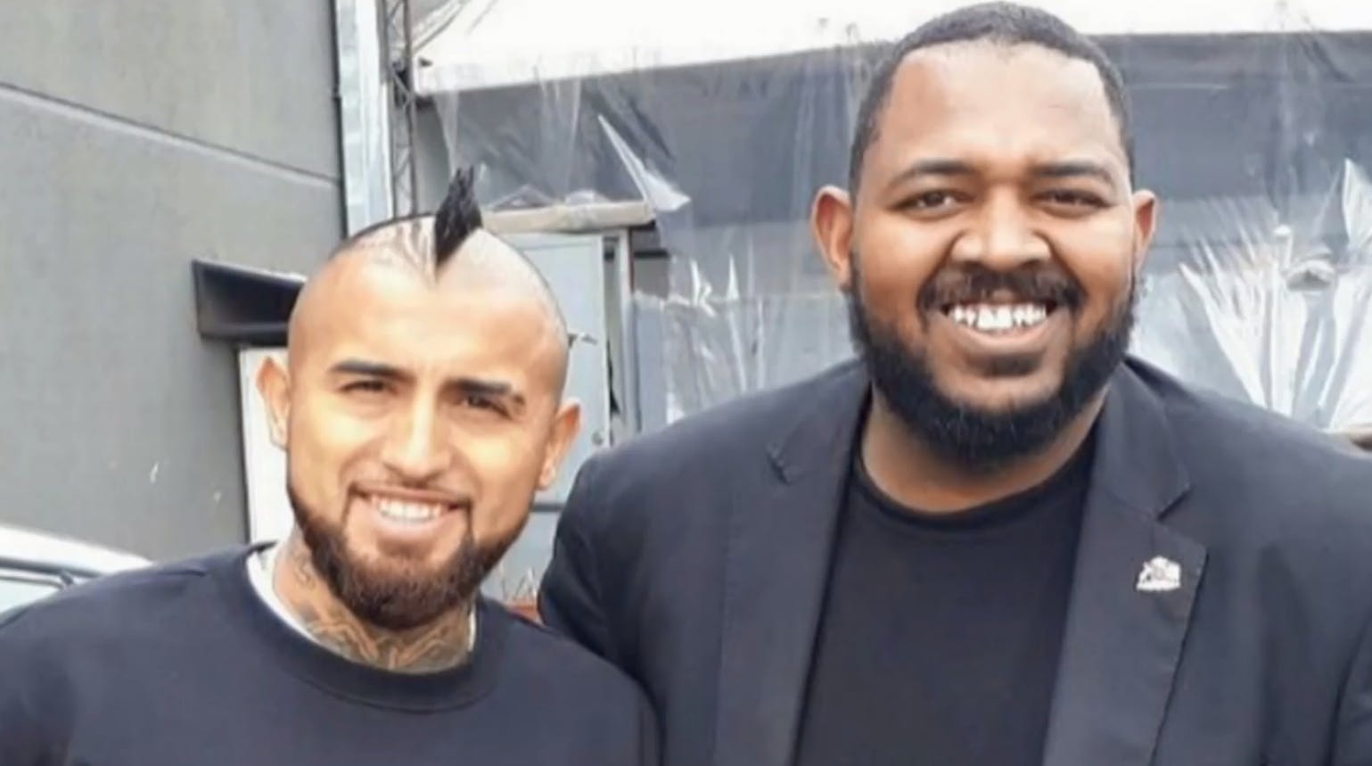 Exescolta de Arturo Vidal ofrece servicios de guardaespaldas para trámites bancarios