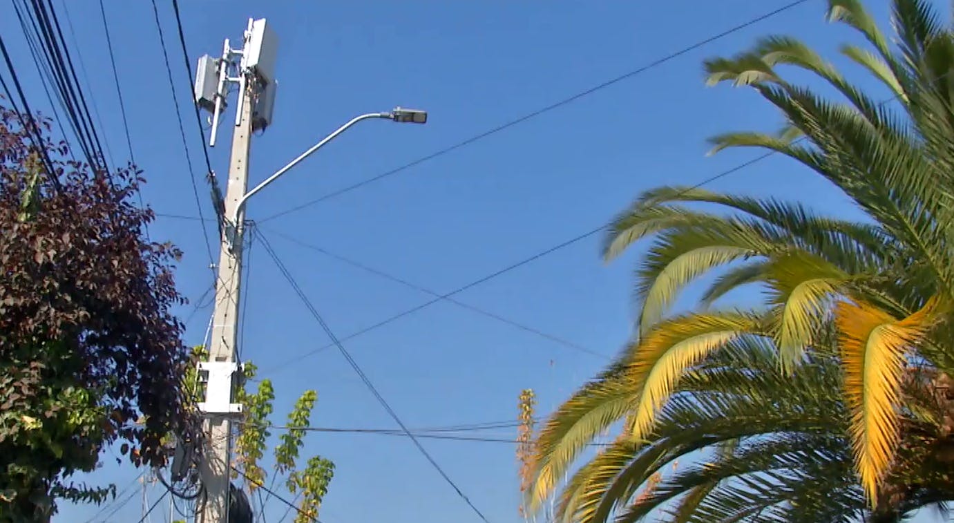 Solo a metros de sus casas: Vecinos molestos por la instalación de dos antenas en su barrio 