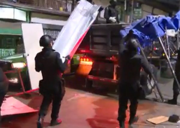Carabineros retira toldos azules del barrio Meiggs 