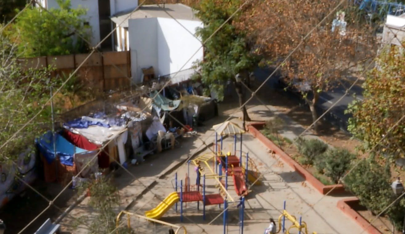 Peleas e inseguridad: Residente acusan la toma de la plaza del barrio por indigentes 