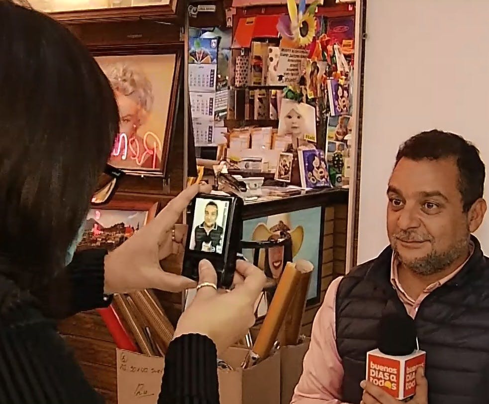 Leo Castillo recorre las galerías del centro de Santiago