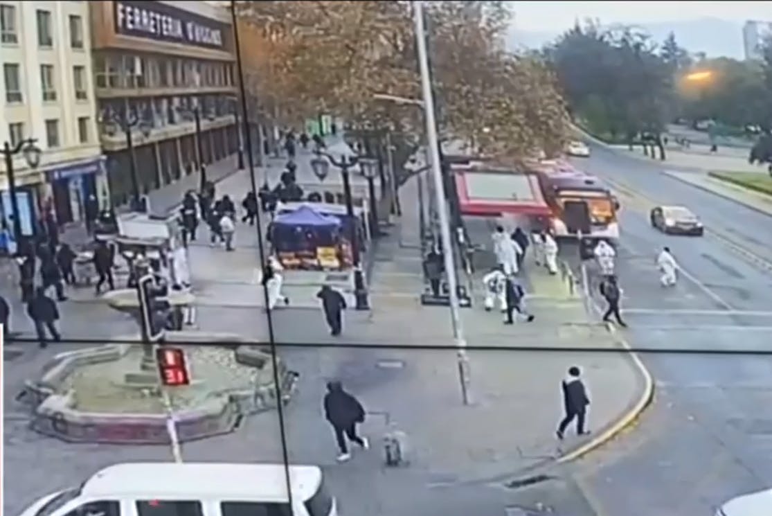 Encapuchados golpean a chofer y queman bus en la Alameda 