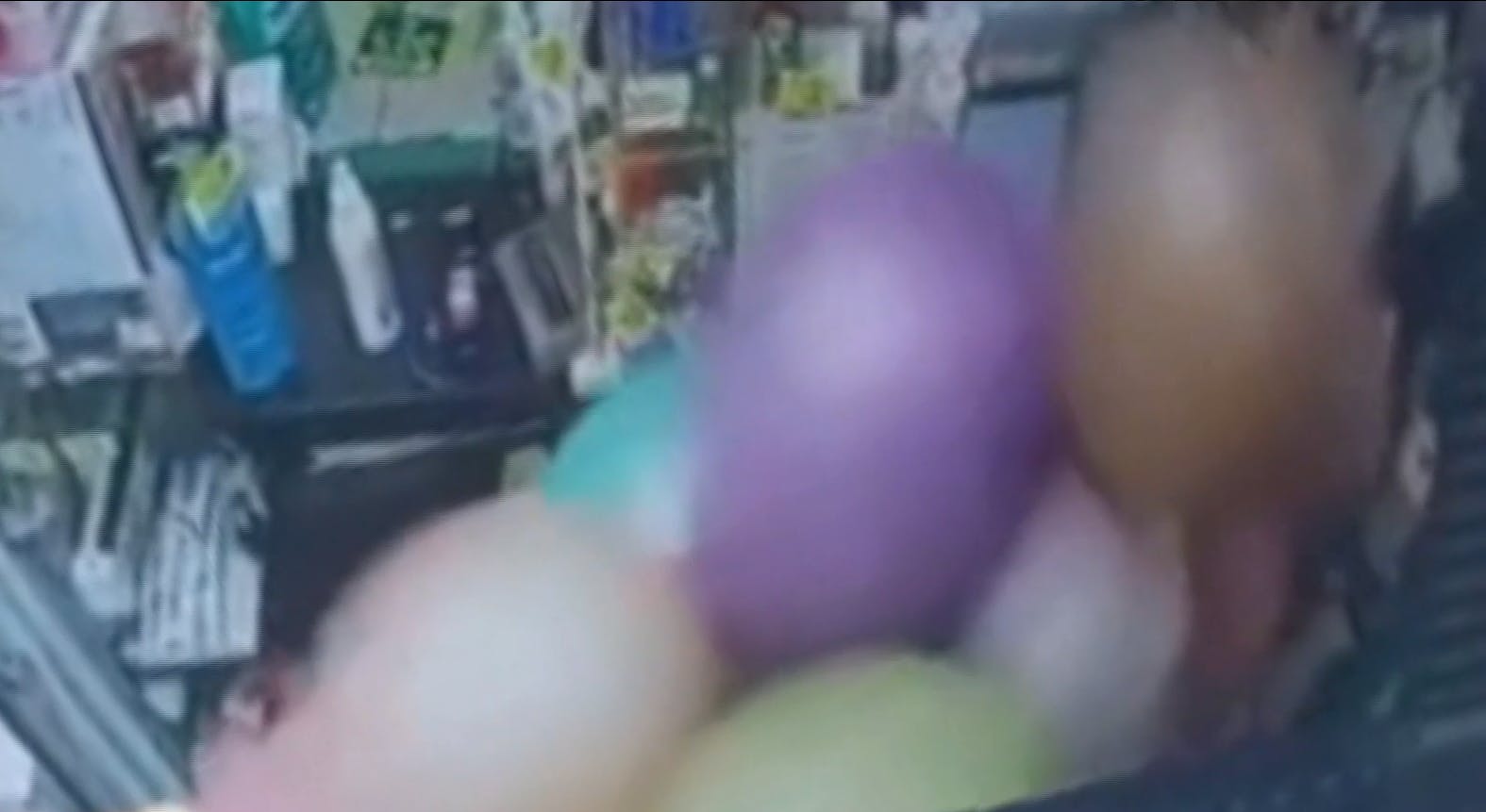Disfrazados de payaso roban farmacia en Llolleo