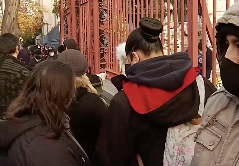 Bloqueo del Pase de Movilidad: Largas filas y mucho frío en vacunatorios para cuarta dosis