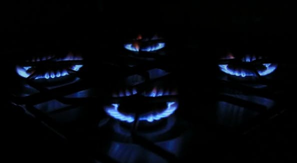 Denuncian que gas natural tiene un sobreprecio de hasta un 20%