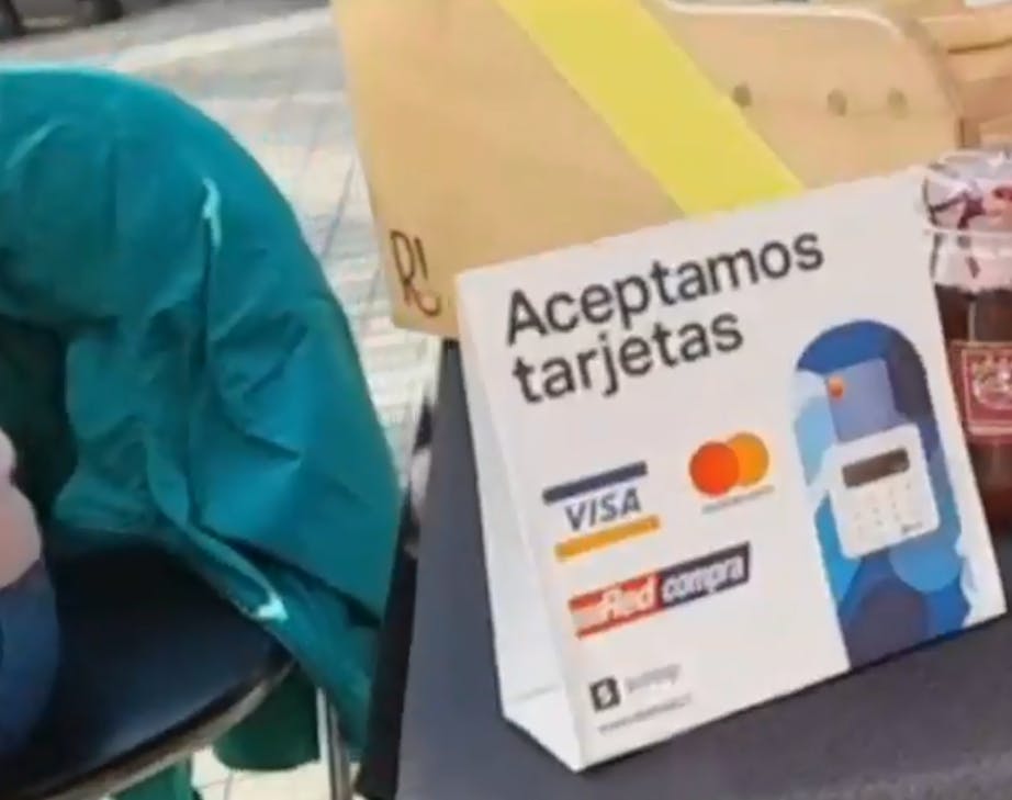 ¿Está permitido? Comercio ambulante ahora recibe pago con tarjeta 
